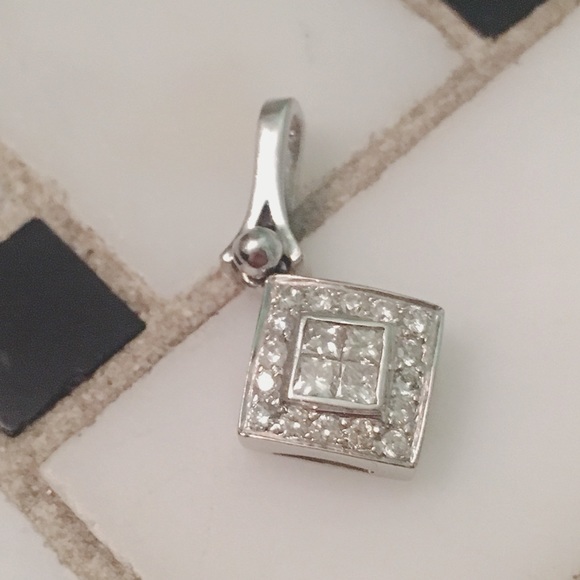 Jewelry - 14K silver CZ pendant